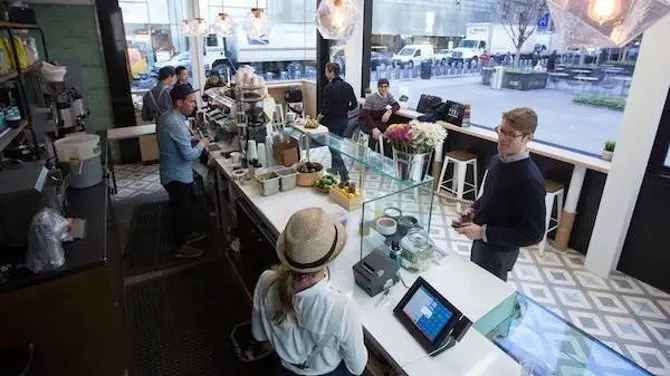 What Are the Best Coffee Spots for Fifth Avenue Shopping Trips?